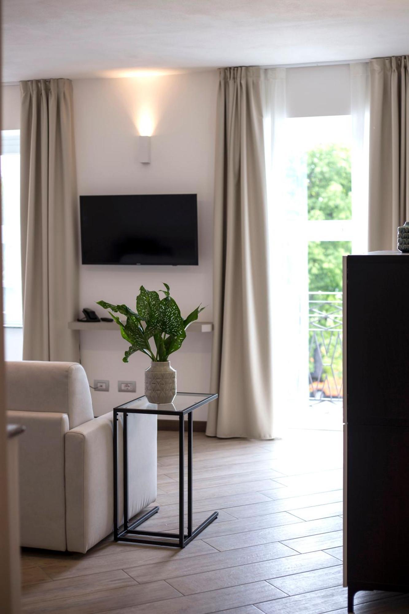 Hotel Ponti Angera Εξωτερικό φωτογραφία